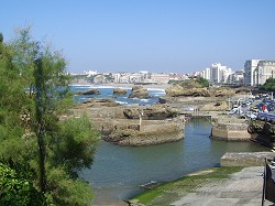 The old port (Le Port Vieux) at Biarritz, looking north towards the main beach. There are some lovely old restaurants along the promenade in the port.