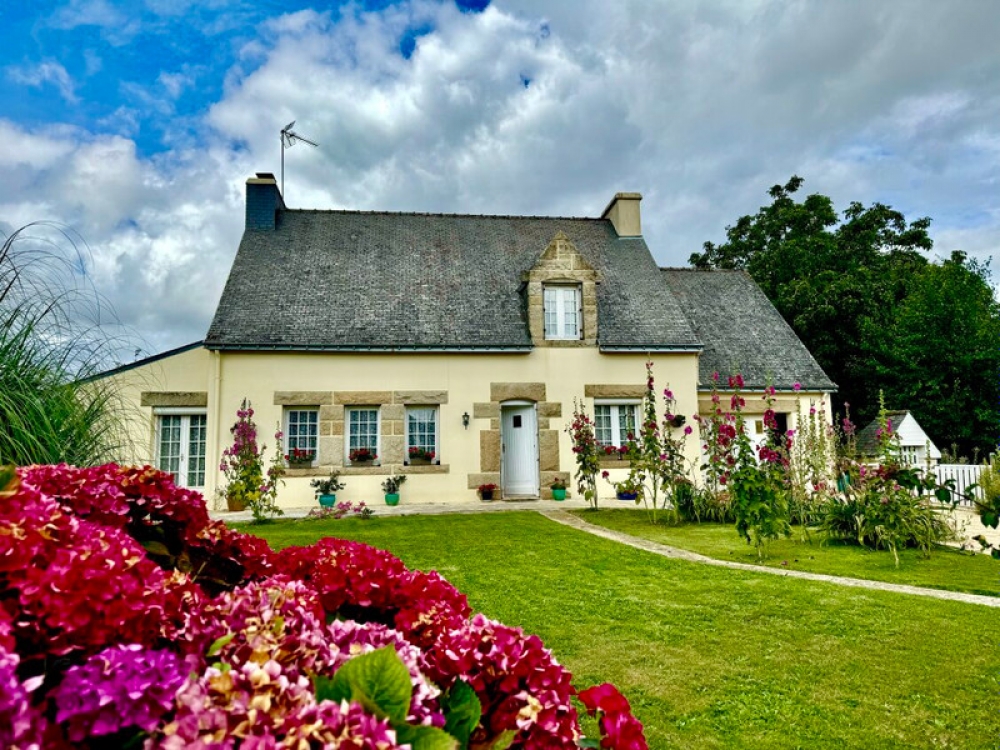 Stunning Neo Breton House in Coëtlogon - 2 Detached Properties, 7 Bedrooms 4 Bathrooms, 2 garages