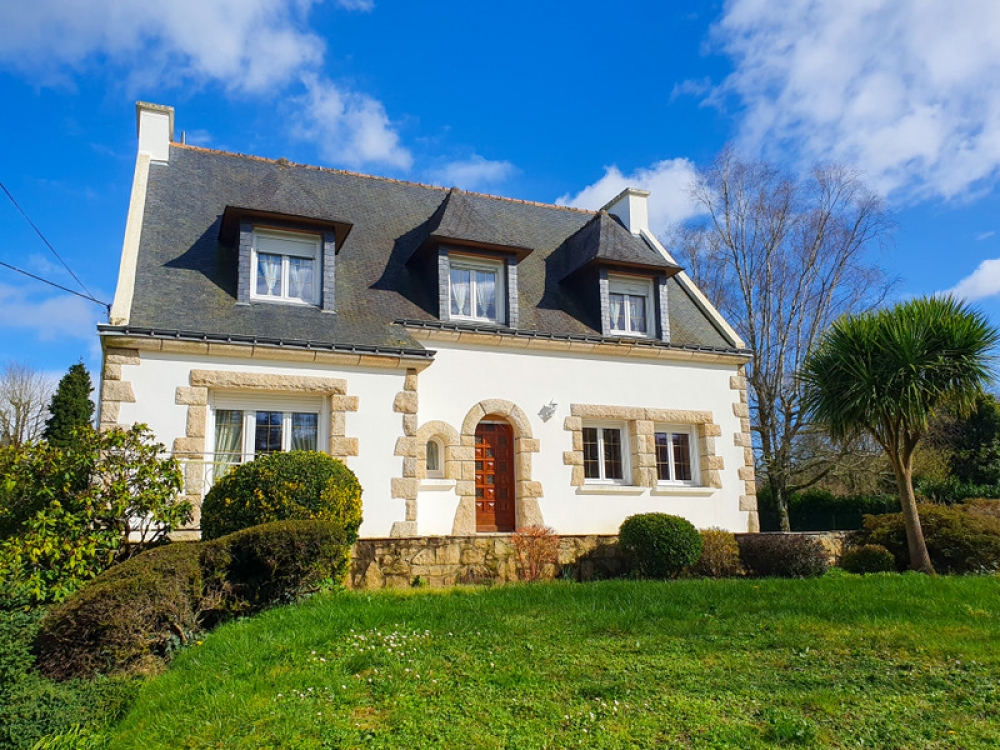 Beautiful 5 Bedroom House with Garage, Workshop and Overlooking the River in Plumeliau-Bieuzy, Morbihan