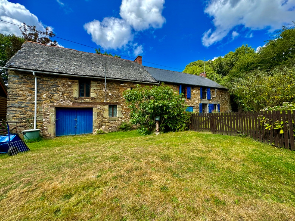 4 Bedrooms Detached Stone Property with Large Outbulding and Garage and Land in Guilliers