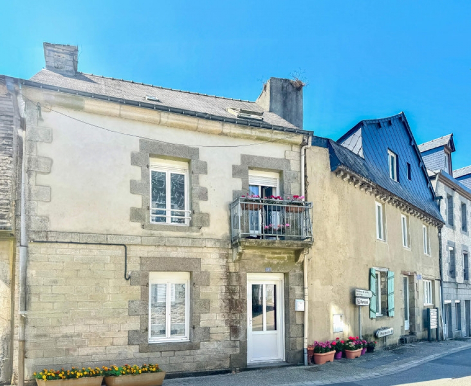 Cute and Perfectly Town House with 2/4 Bedrooms and One Bathroom in LA TRINITE PORHOET